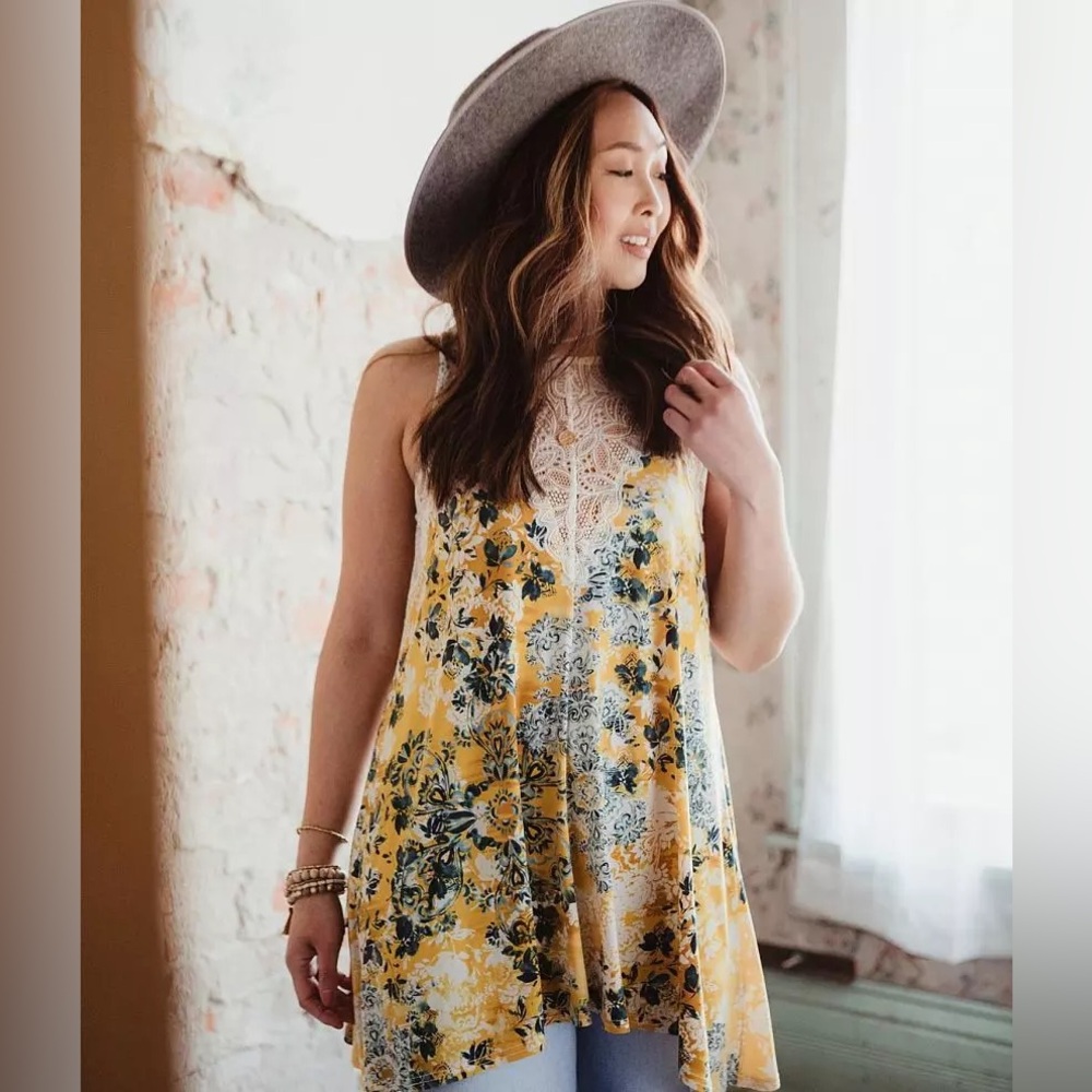 Gimmicks by BKE Yellow Floral Lace Tunic